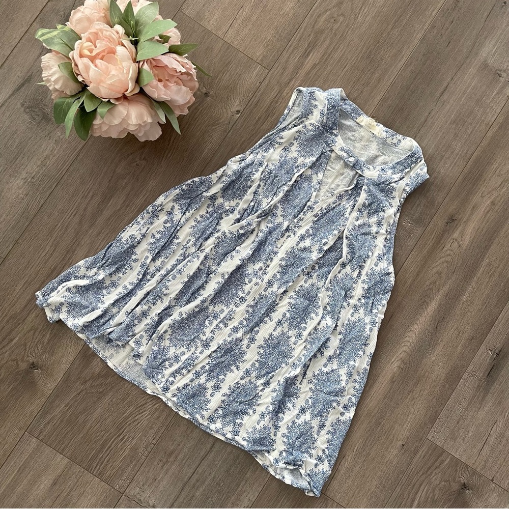 Vici Entro Costal Blues Peep Hole‎ Button Neck Blouse